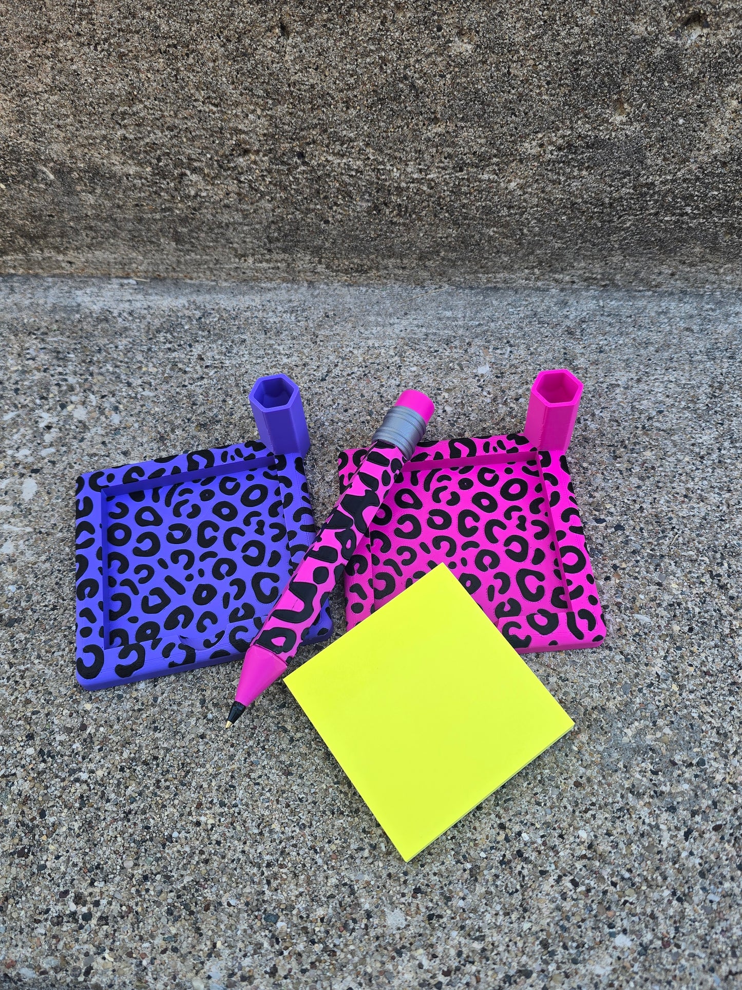 3D printed Leopard pen & sticky note holder